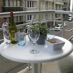 Cozy 2 Bedroom Apartment With Swimming Pool T53